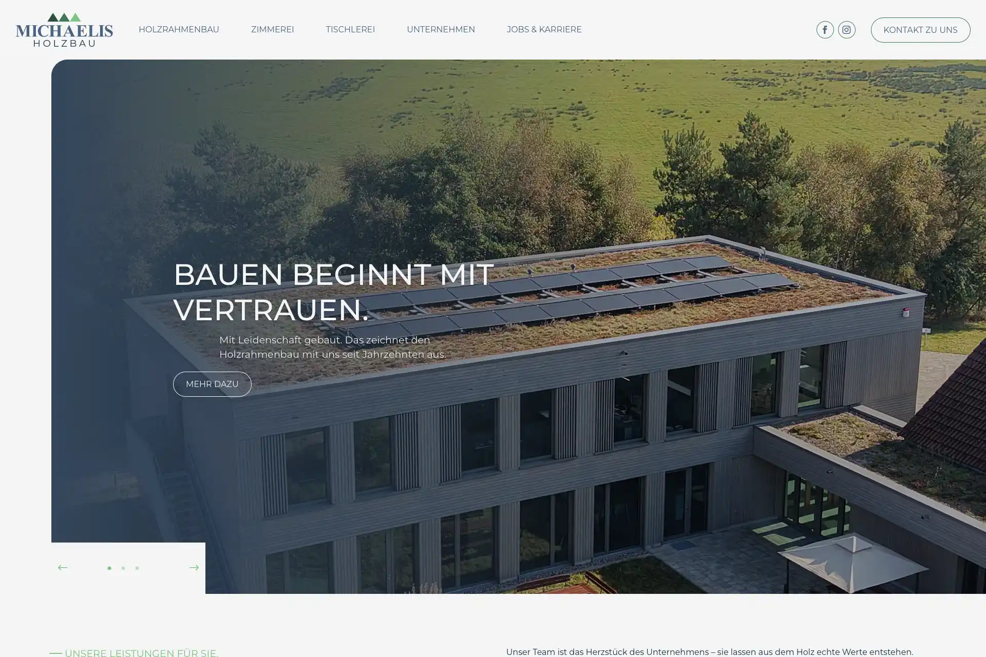 Screenshot der Website von Michaelis Holzbau, entwickelt von der Werbeagentur Pixelschieber – hochwertiges Webdesign für Holzrahmenbau, Zimmerei und Tischlerei mit großflächiger Architektur-Fotografie