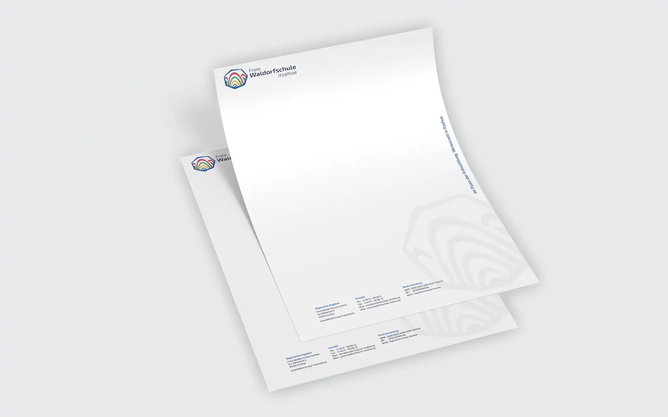 Mockup des neu gestalteten Briefpapiers der Freien Waldorfschule Itzehoe mit Logo, Kontaktdaten, Slogan und dezentem grafischem Hintergrund.
