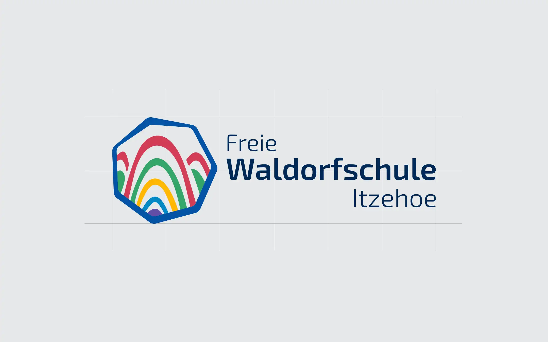 Präsentation des Logos der Freien Waldorfschule Itzehoe auf Konstruktionsraster mit farbigem Bogensymbol und klarer Wortmarke.