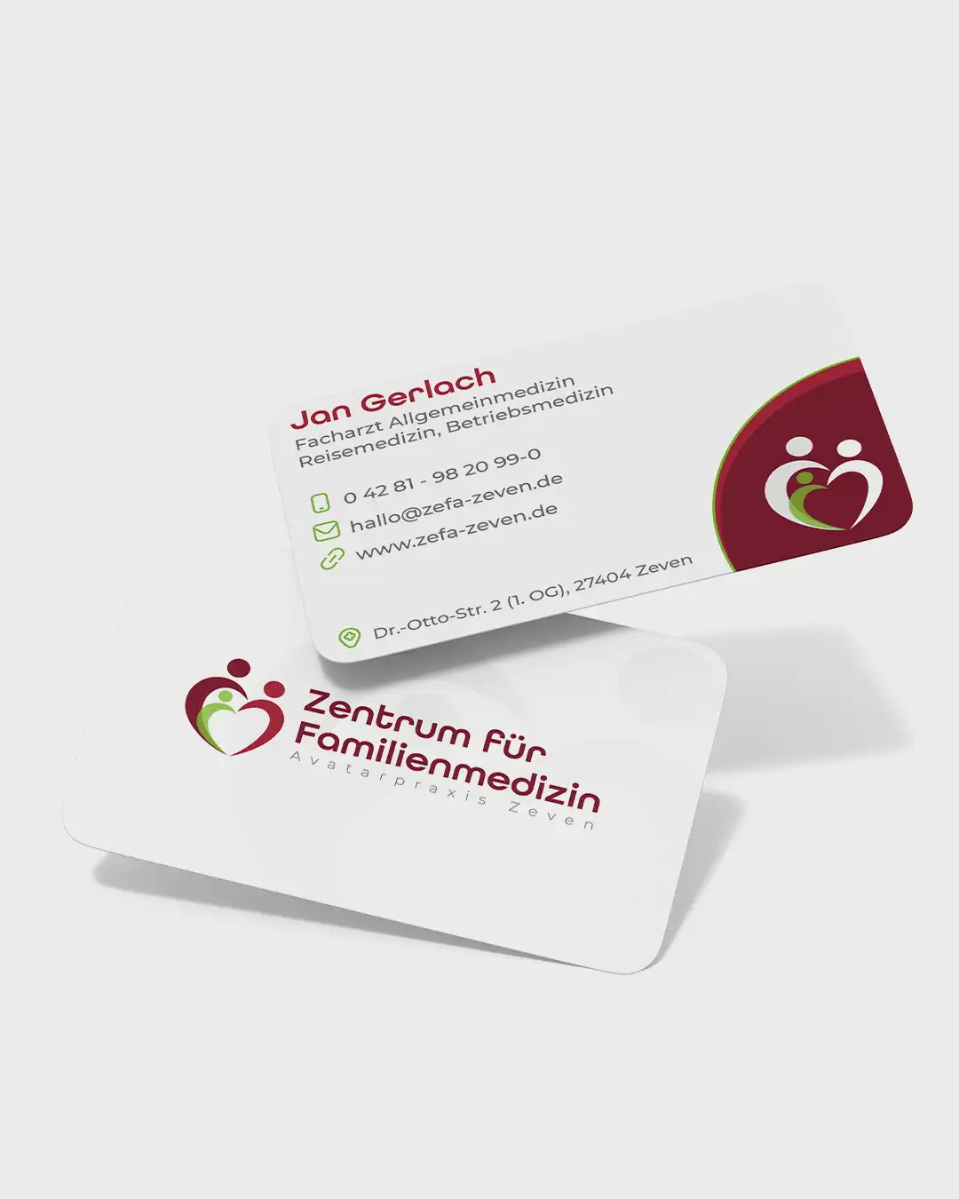 Mockup der Vorder- und Rückseite einer Visitenkarte des Zentrums für Familienmedizin mit Logo, Arztdaten, Kontaktdaten und markentypischen Gestaltungselementen.