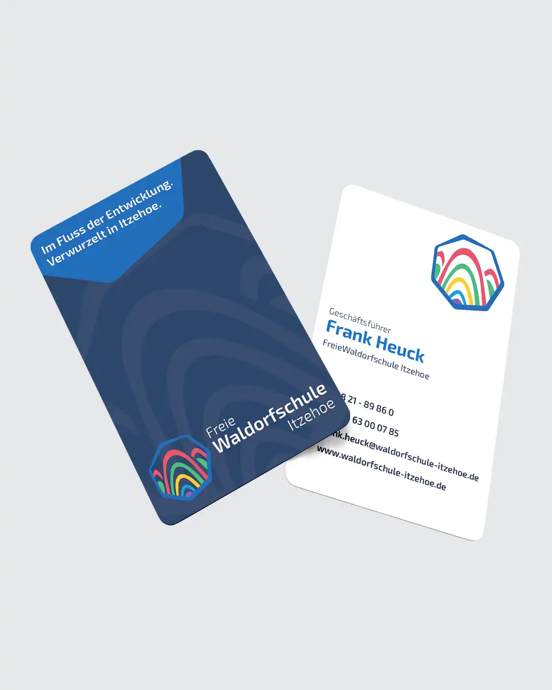 Mockup der Vorder- und Rückseite einer Visitenkarte der Freien Waldorfschule Itzehoe mit Logo, Kontaktdaten, Slogan und markentypischer Farbgestaltung.